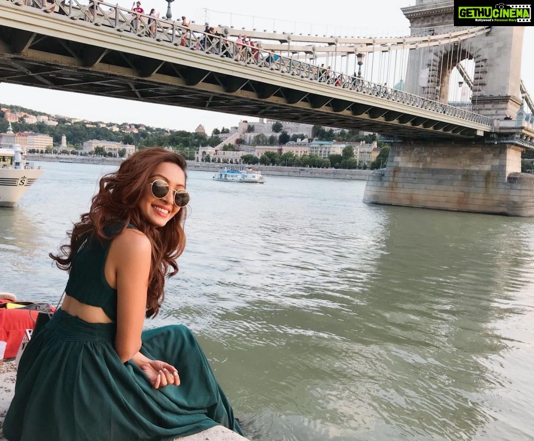 Pooja Salvi Instagram - Enjoying a beautiful sunset by the Danube riverfront under the Chain bridge. #goodmusic #goodvibes #chillscenes #withmylove PONTOON