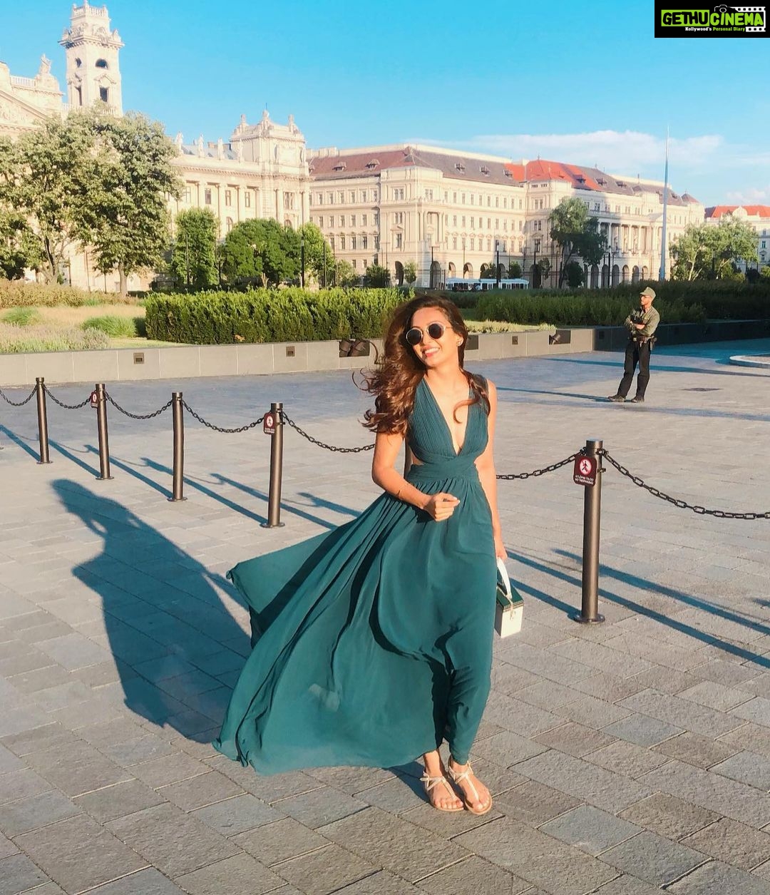 Pooja Salvi Instagram - A windy day in Budapest💃🏻