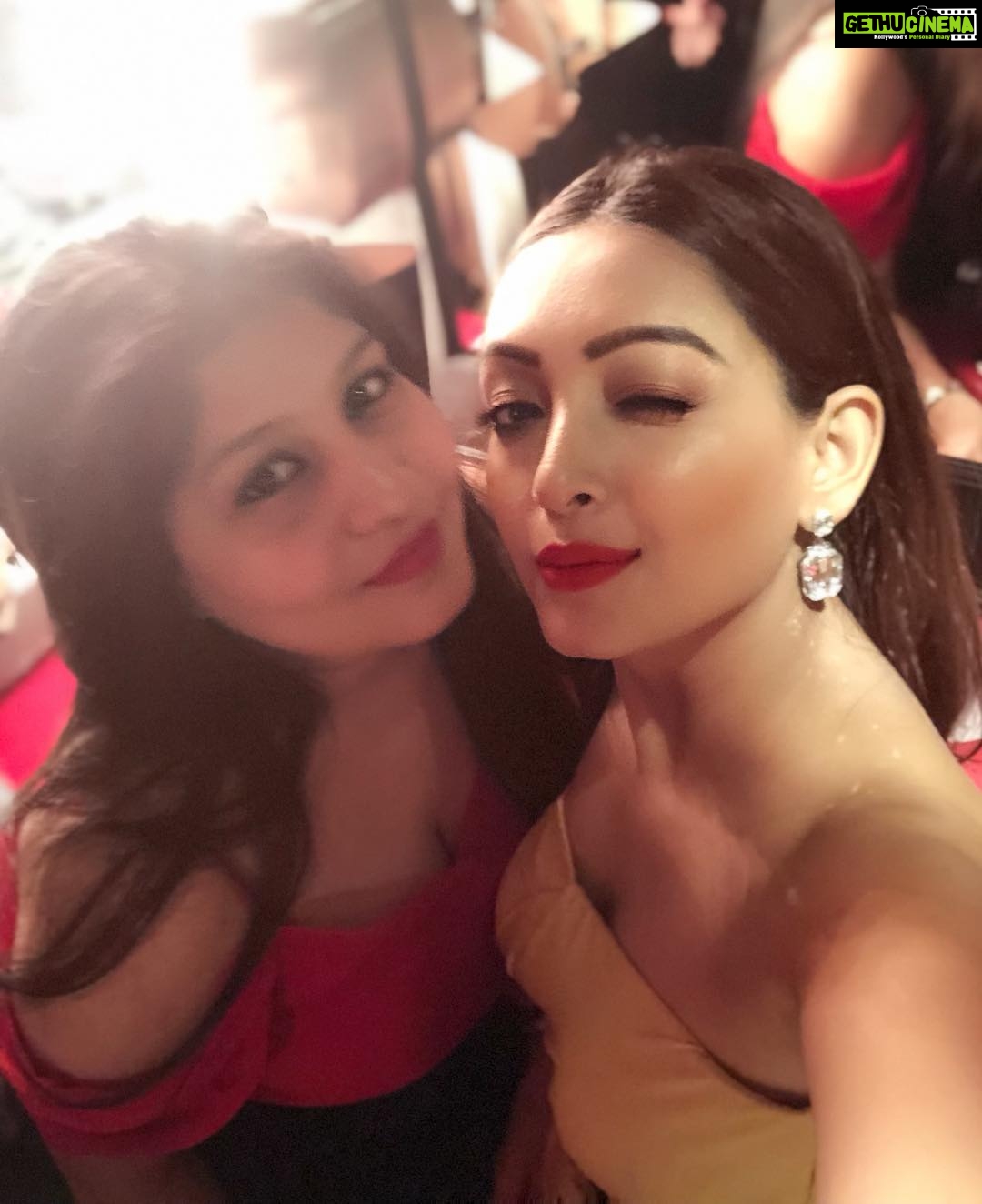 Pooja Salvi Instagram - ✨ . . . #aboutlastnight #partytime #weekendvibes #friendsforlife Mansion At Sahara Star