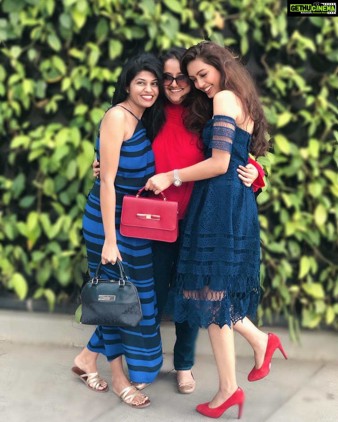 Pooja Salvi Instagram - Sunday well spent😍 #sundaylunch #childhoodbuddies #friendsforlife Drifters Tap Station