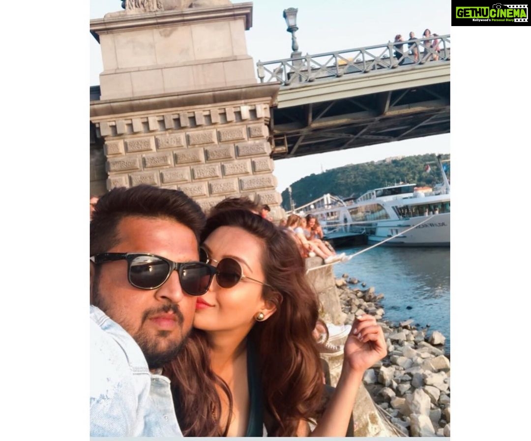 Pooja Salvi Instagram - Enjoying a beautiful sunset by the Danube riverfront under the Chain bridge. #goodmusic #goodvibes #chillscenes #withmylove PONTOON