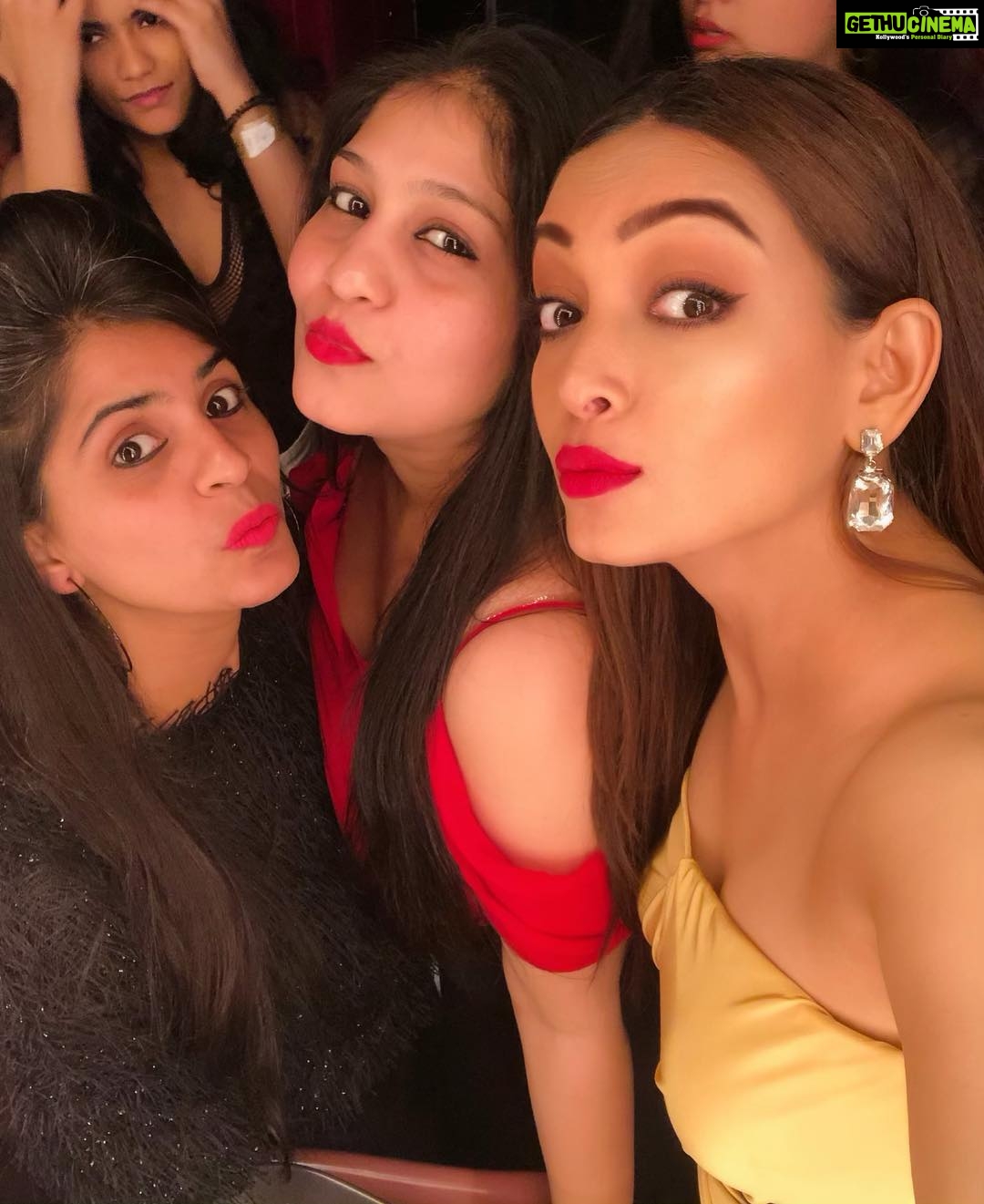 Pooja Salvi Instagram - ✨ . . . #aboutlastnight #partytime #weekendvibes #friendsforlife Mansion At Sahara Star