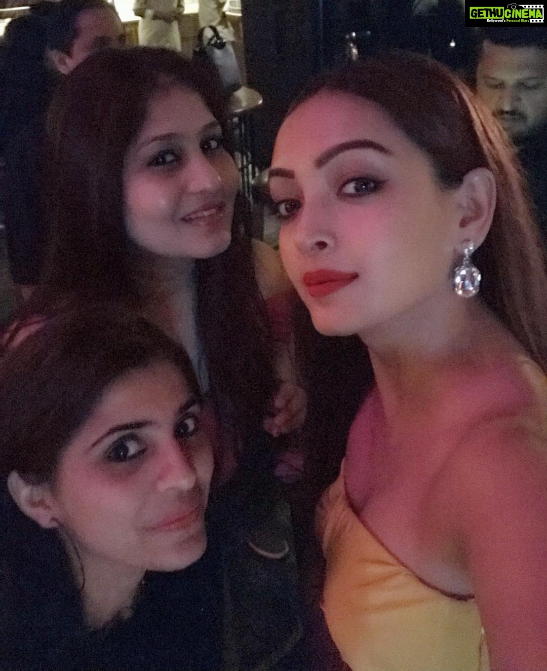 Pooja Salvi Instagram - ✨ . . . #aboutlastnight #partytime #weekendvibes #friendsforlife Mansion At Sahara Star