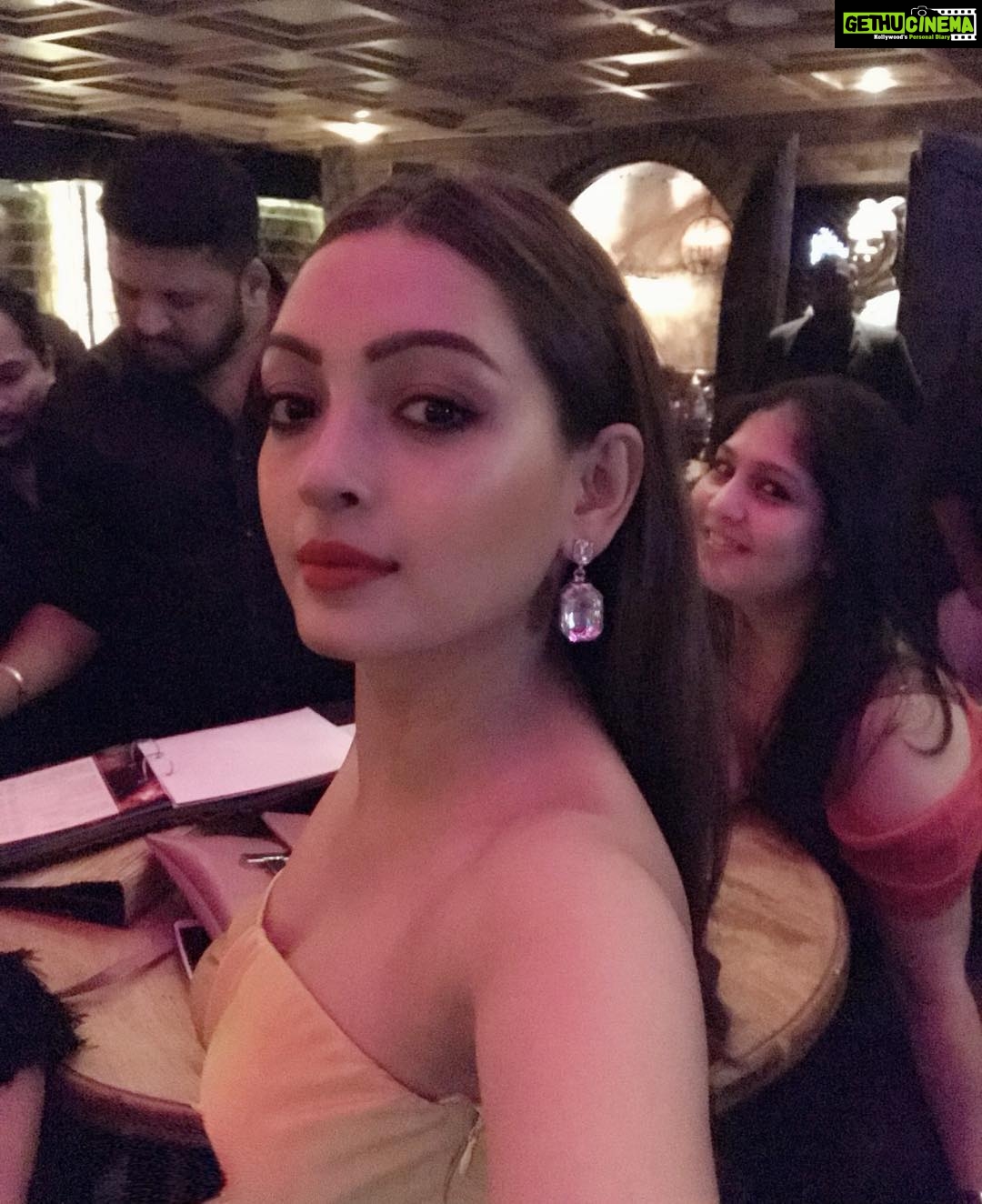 Pooja Salvi Instagram - ✨ . . . #aboutlastnight #partytime #weekendvibes #friendsforlife Mansion At Sahara Star