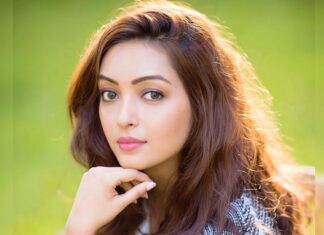 Pooja Salvi Instagram - Your eyes are the window to your soul✨ #candid #mood