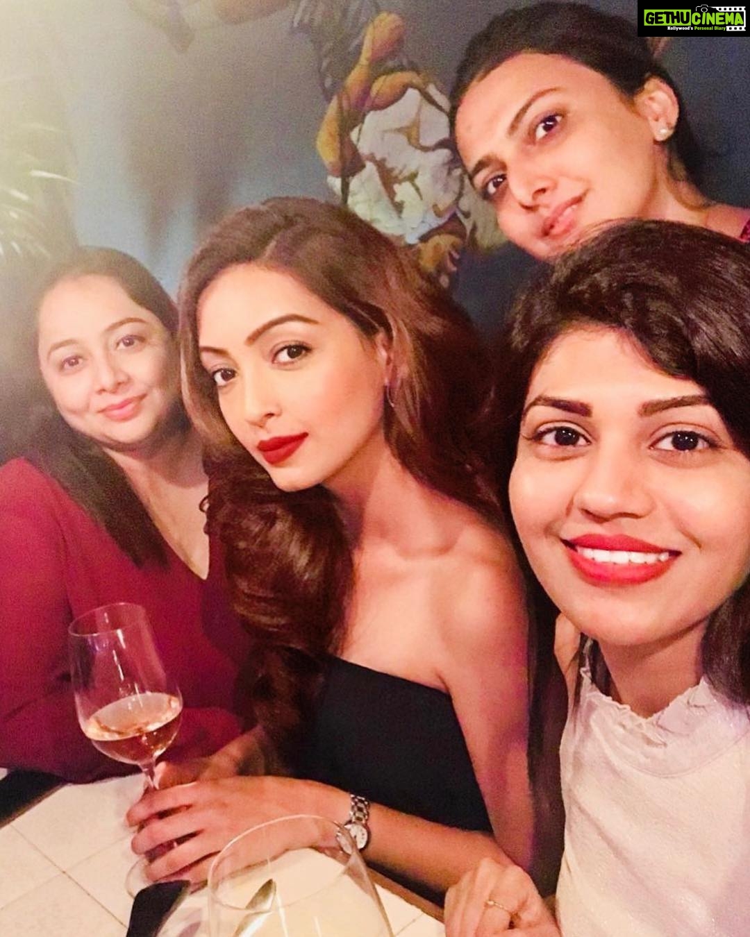 Pooja Salvi Instagram - #chaddibuddies #childhoodfriends #aboutlastnight #girlsnight BSE juhu