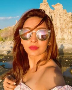 Pooja Salvi Instagram - Reflection💫🌞😎
#sunsetinmyeyes #sunshine #sunglow #takemeback