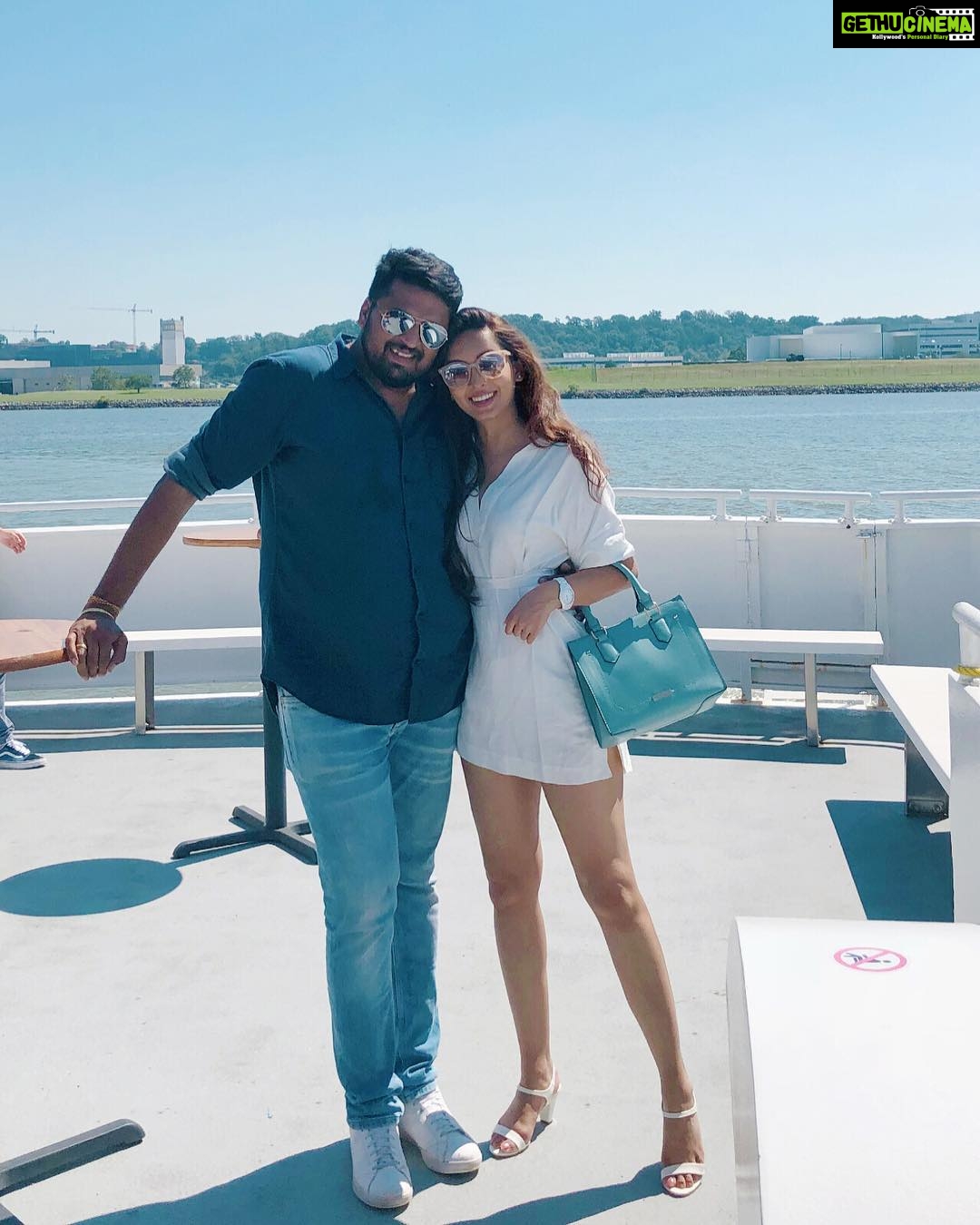Pooja Salvi Instagram - 🛳🌊🥂💕 Washington, DC