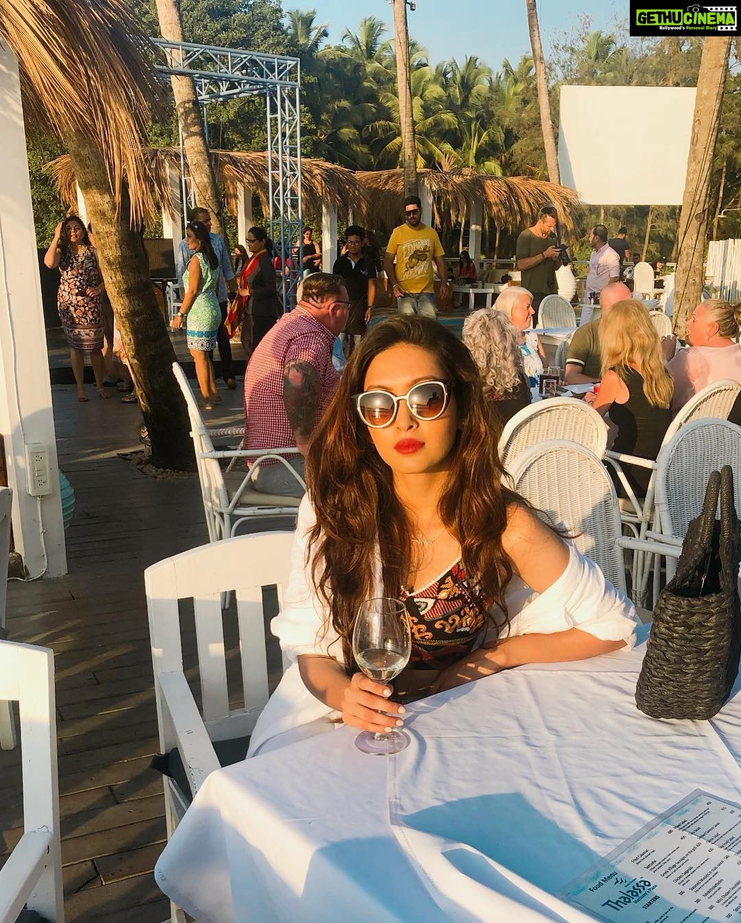 Pooja Salvi Instagram - An evening well spent💕 #goa #thalassa #lovethevibe
