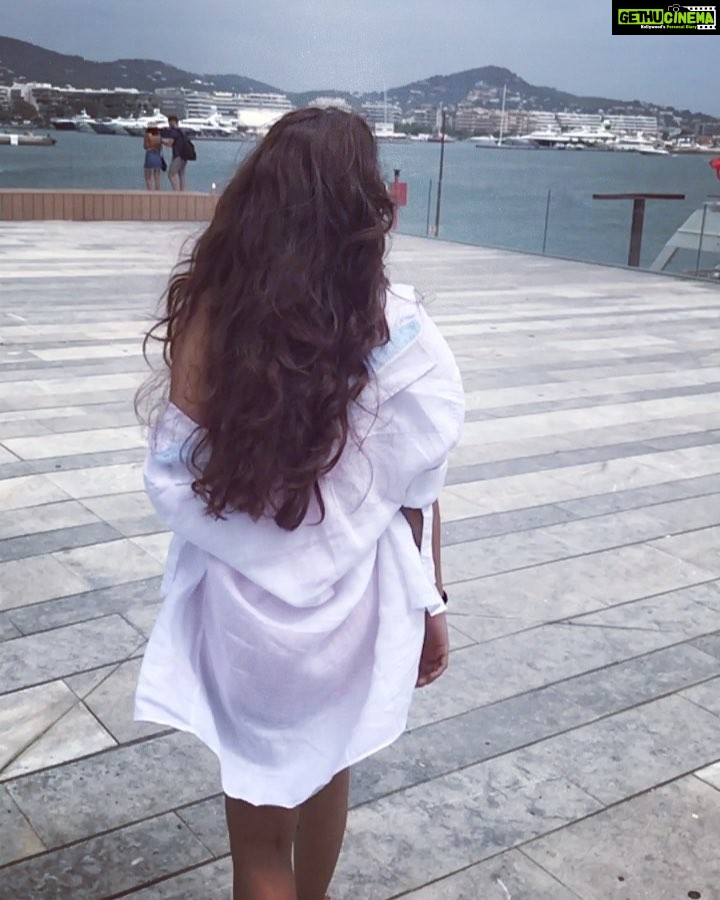 Pooja Salvi Instagram - Aee Palaaatt!!! #filmyme #slowmotion #spain #europediaries Ibiza, Spain