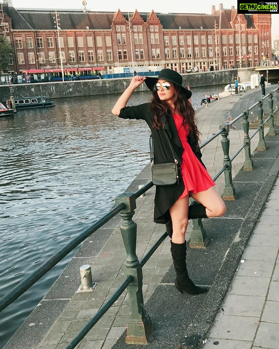 Pooja Salvi Instagram - Love the drama of a hat👒 #amsterdam #netherlands #travel #europediaries