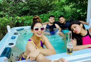 Pooja Salvi Instagram - Jacuzzi is all we need 🌤🕶👙