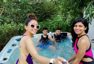 Pooja Salvi Instagram - Jacuzzi is all we need 🌤🕶👙