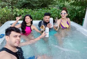 Pooja Salvi Instagram - Jacuzzi is all we need 🌤🕶👙