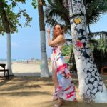 Pooja Salvi Instagram - The soul gets dyed with the color of its thoughts ❤️💙💜💖💛🤍 Ozran Beach