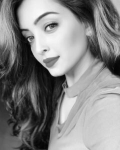 Pooja Salvi Instagram - Obsessed with women empowering and supporting each other. 
Thanks to all the women who nominated me and thank you to all the incredible, empowering, strong, supportive, loving and inspiring women in my life.🖤🤍 
#challengeaccepted #womenempoweringwomen #womensupportingwomen #strongertogether