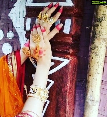 Poonam Kaur Instagram - The perfect woman ,you see is a working woman ,not an idler , not a fine lady , but one who uses her hands and her head and heart for thr good of others - thomas hardy #queen