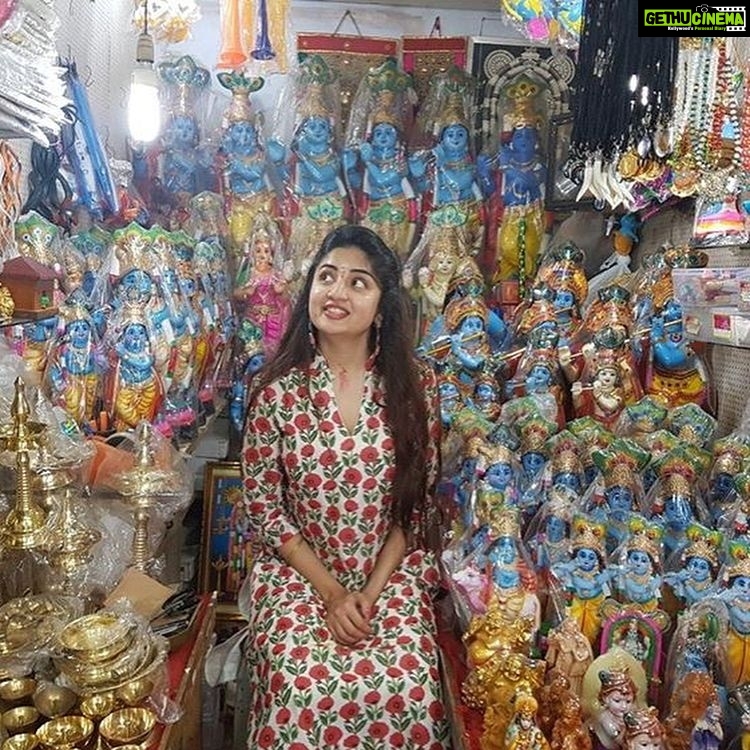 Poonam Kaur Instagram - At #guruvayoortemple .... #radha praying to #Krishna .... may there b peace .... n loads of love in this world ............😄😄😄😄😄