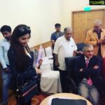 Poonam Kaur Instagram - When I walk into spaces I feel belonged too 😋😋😋... always wanted to b lawyer to legally fight .... some sweet conversation that I had with former #chiefjusticeofindia T.S Thakur sir n hell lotta lawyers ....like the people who take the toughest decisions for betterment of the nation ....#jaihind