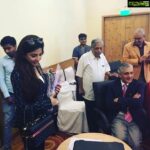 Poonam Kaur Instagram - When I walk into spaces I feel belonged too 😋😋😋... always wanted to b lawyer to legally fight .... some sweet conversation that I had with former #chiefjusticeofindia T.S Thakur sir n hell lotta lawyers ....like the people who take the toughest decisions for betterment of the nation ....#jaihind
