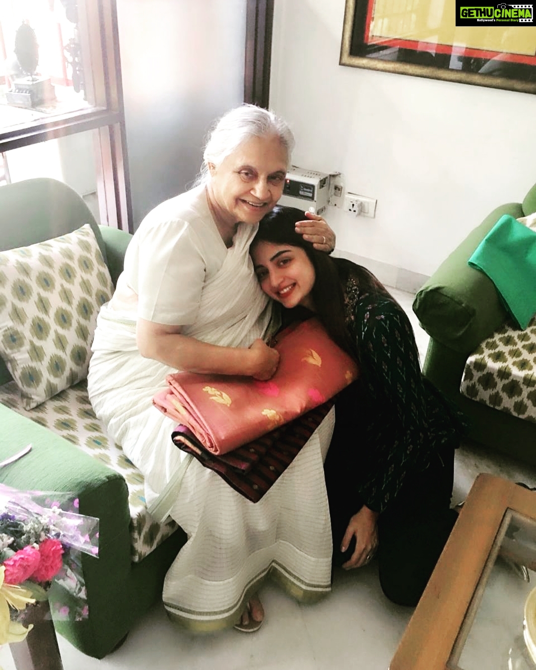 Poonam Kaur Instagram - Wishing u all a very happy #buddhapoornima .... Gifted Handlooms to none other that the Powerful , Gracious and Humble former 'Chief Minister of Delhi #shieladixit maa' .... May buddha bless u all ... with peace,love and happiness #nammyohorengekyo🙏