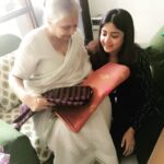 Poonam Kaur Instagram - Wishing u all a very happy #buddhapoornima .... Gifted Handlooms to none other that the Powerful , Gracious and Humble former 'Chief Minister of Delhi #shieladixit maa' .... May buddha bless u all ... with peace,love and happiness #nammyohorengekyo🙏