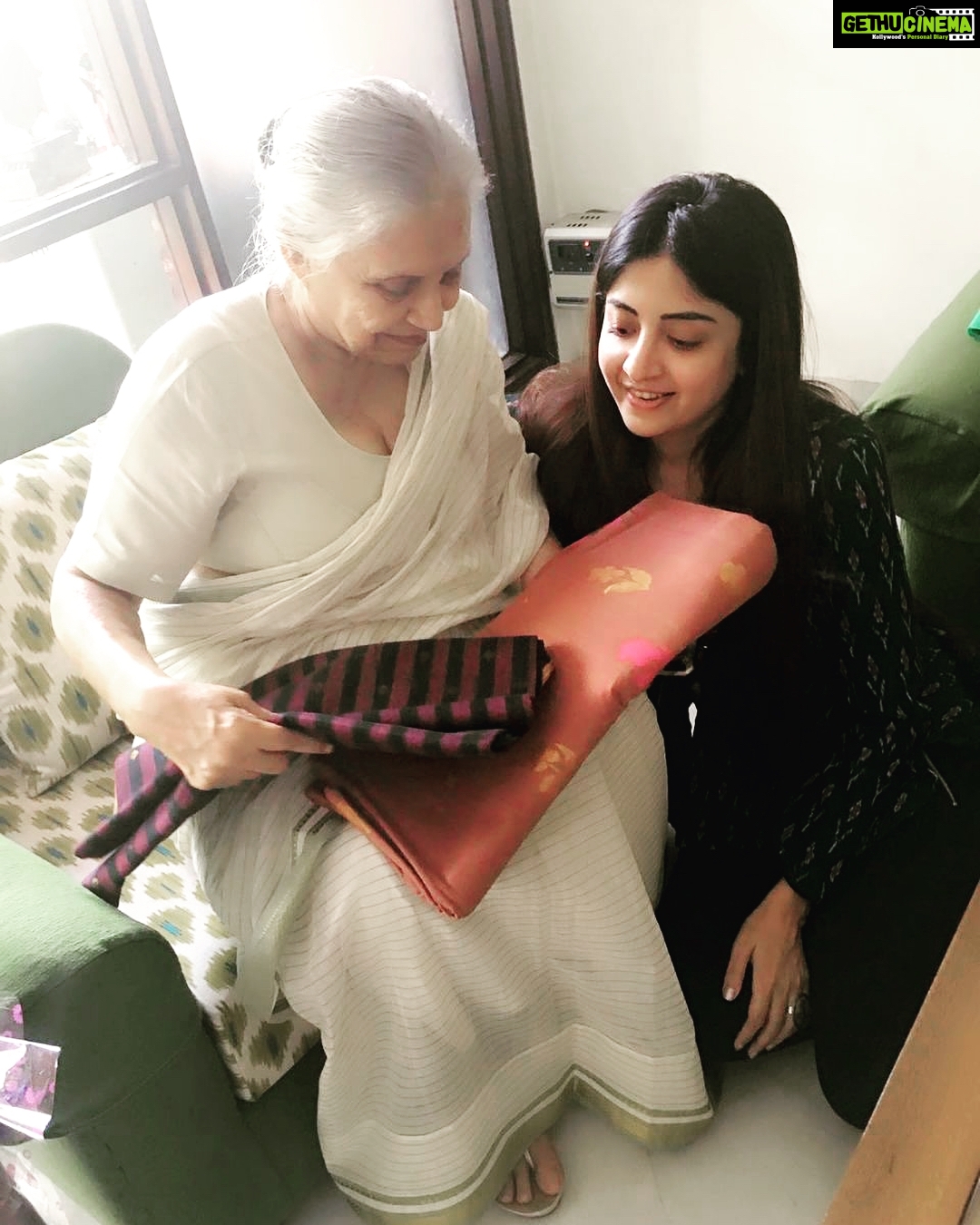 Poonam Kaur Instagram - Wishing u all a very happy #buddhapoornima .... Gifted Handlooms to none other that the Powerful , Gracious and Humble former 'Chief Minister of Delhi #shieladixit maa' .... May buddha bless u all ... with peace,love and happiness #nammyohorengekyo🙏