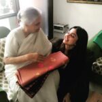 Poonam Kaur Instagram - Wishing u all a very happy #buddhapoornima .... Gifted Handlooms to none other that the Powerful , Gracious and Humble former 'Chief Minister of Delhi #shieladixit maa' .... May buddha bless u all ... with peace,love and happiness #nammyohorengekyo🙏