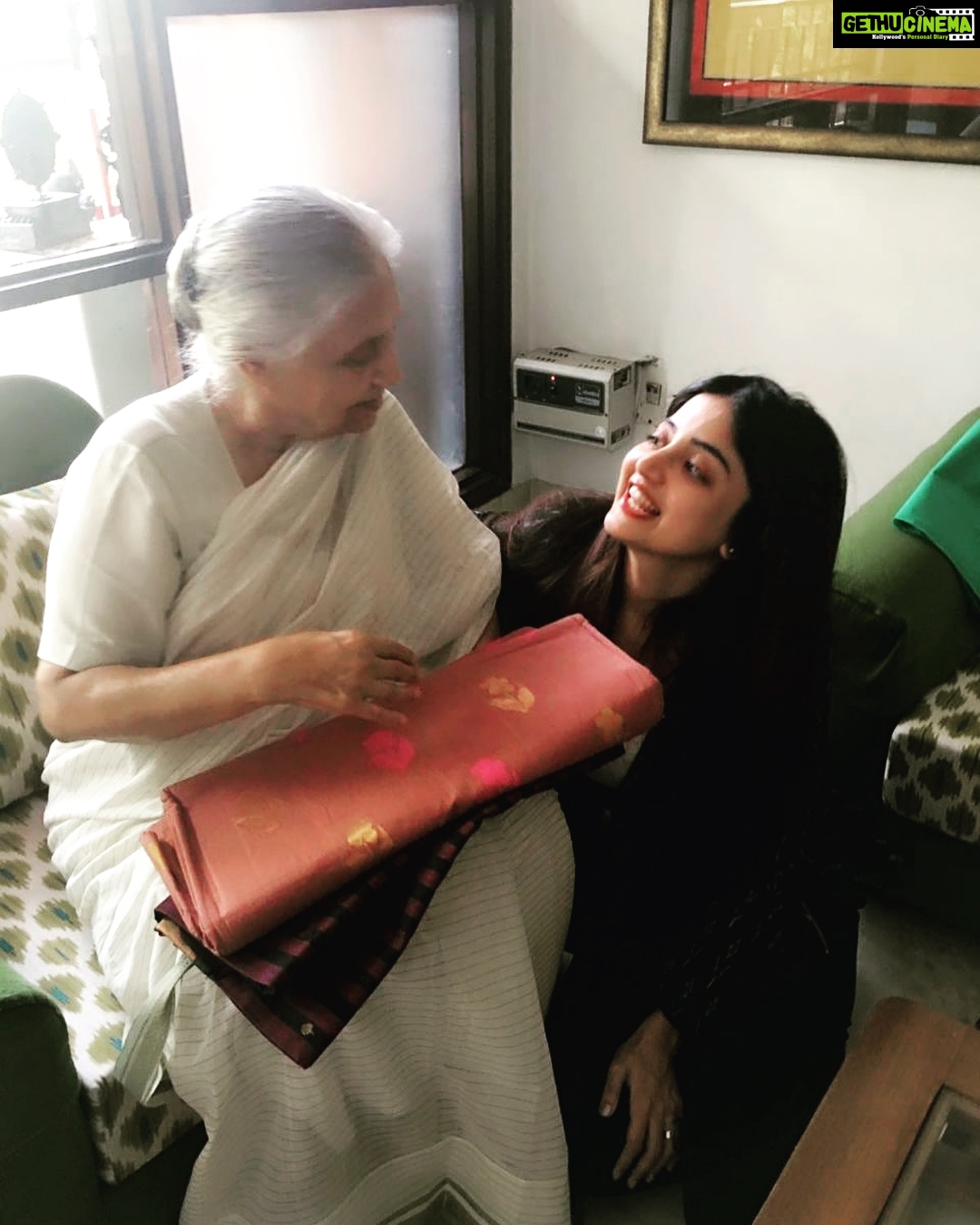 Poonam Kaur Instagram - Wishing u all a very happy #buddhapoornima .... Gifted Handlooms to none other that the Powerful , Gracious and Humble former 'Chief Minister of Delhi #shieladixit maa' .... May buddha bless u all ... with peace,love and happiness #nammyohorengekyo🙏