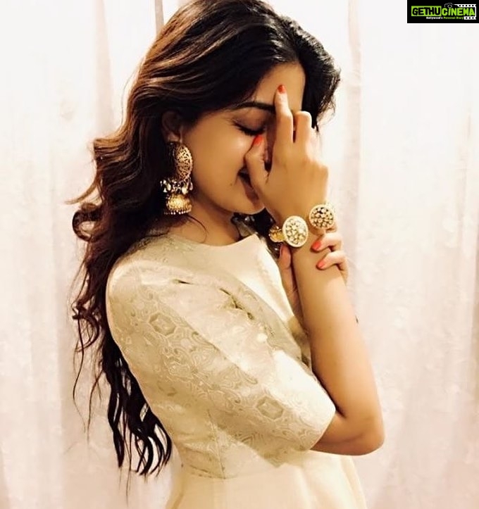 Poonam Kaur Instagram - Shyness...the very jewel of a woman ....πππ #Poonamkaur #Brand Ambassador #worldcongress For WORLD CONGRESS ON TRADITIONAL MEDICINE - 2018 at Shilpakala vedika Outfit - @VarunChakkilam Accessories -@aquamarine_jewellery Stylist - @tejjapasula #Poonamkaur#lets#support#world#congress#medicine#for#better#health#future#