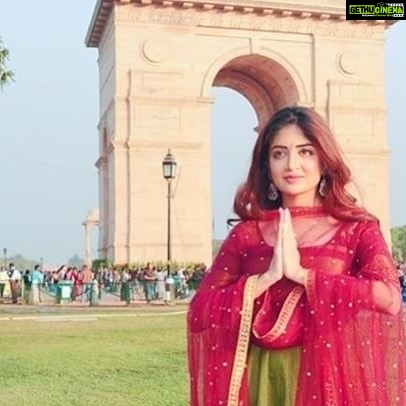 Poonam Kaur Instagram - "Amar rahe har ek insaan jisne desh k liye di hai apni jaan " all the respect ✊ for the constitution and sacrifices ...wishing everyone a HAPPY REPUBLIC DAY 2018