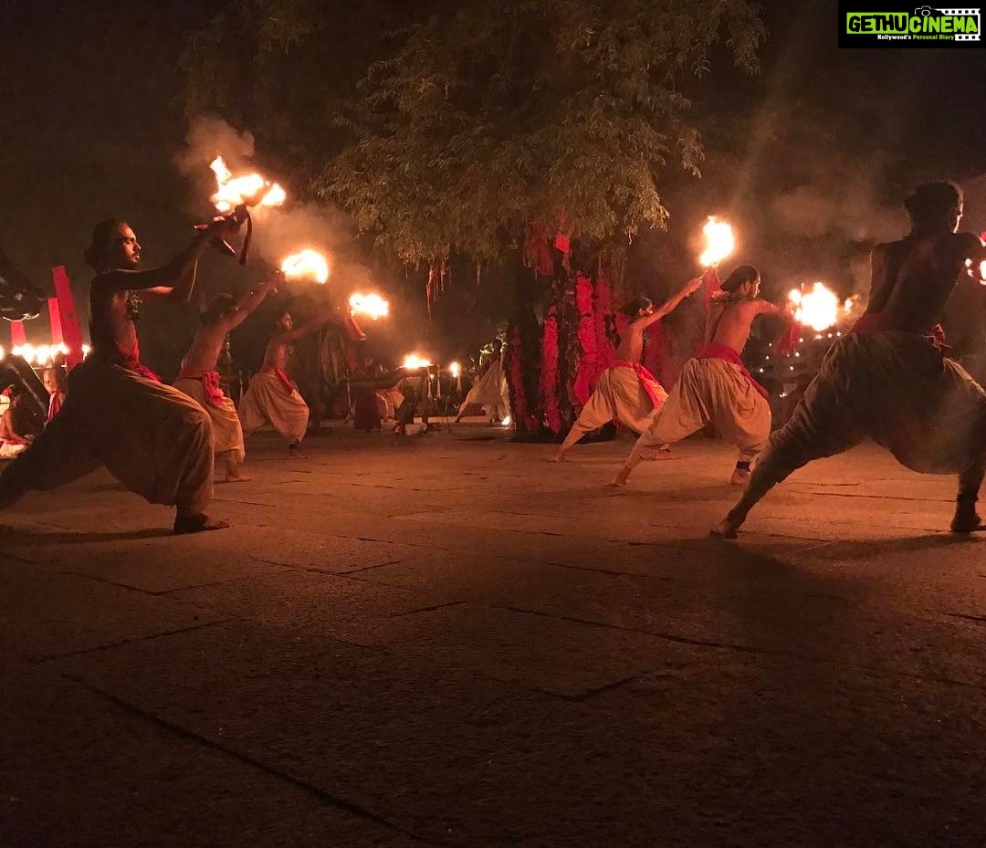 Poonam Kaur Instagram - My most profound full moon 🌕 ( sanctity of thought , word and action with love ) The #mahaaarati #lingabhairavi #dhyanalinga #fullmoon