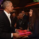 Poonam Kaur Instagram - The best moment of my life ... when I met the man I admire the most as a leader .. as a human more over as a family man and had the opportunity to gift handlooms to both the ladies I admire @michelleobama @oprah .... @barackobama thank you very much sir ...