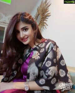 Poonam Kaur Instagram - Thank you lovely @nehal_saraogi for this beautiful outfit and also styling me so well. This kalamkari cape and magenta gown made specially for me. @nehalsaraogiofficial#kalamkari #cape #poonamkaur