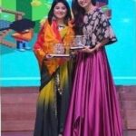 Poonam Kaur Instagram - Presented a beautiful weave to one of the most beautiful, dynamic and young actor #Zariawasim ... " people of the same vibe attract the same tribe " wishing this strong one from Kashmir success .... #dangal #zairawasim