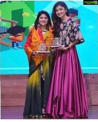 Poonam Kaur Instagram - Presented a beautiful weave to one of the most beautiful, dynamic and young actor #Zariawasim ... " people of the same vibe attract the same tribe " wishing this strong one from Kashmir success .... #dangal #zairawasim