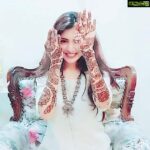 Poonam Kaur Instagram - May god bless me with a combo of ( shiva + gurugobindh singh ) .... my last fast of the year finally 😇❤️️❤️️😇 #karvachauth #indiantrends #traditionalart #mehndi #poonamkaur #lovecraft