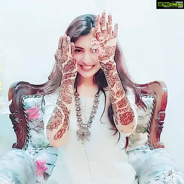 Poonam Kaur Instagram - May god bless me with a combo of ( shiva + gurugobindh singh ) .... my last fast of the year finally 😇❤️️❤️️😇 #karvachauth #indiantrends #traditionalart #mehndi #poonamkaur #lovecraft