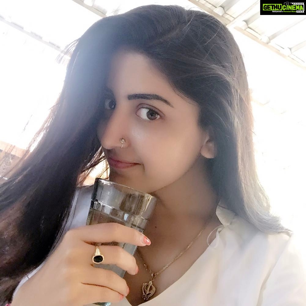 Poonam Kaur Instagram - So when it's cold we want to b served hot n vice versa ... what if we r just in a neutral state !!!!