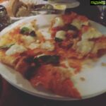 Poonam Kaur Instagram - One of the most yummiest of pizzas i eva had ....yummmmy 😘 #food #pizza #cheatmeal Indigo Deli