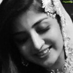 Poonam Kaur Instagram - Muskurahat hai teri yaadon ki ... Tere baaton ki ...sharma jaati hoon teri harkatein dekh kar ....tere jhoot aur tere sach ko jaanti hu phir bhi ...sochti hoon kahan miltey hai aisey deewaney is zamaney mein ... Dil jiska seeshe sa ho aur niyat paak itni ki ...mein Tere har jhoot ko maaf kardun .....aur mere har pal mein teri yaadon ko bhardun.....😇😇😇😇😇