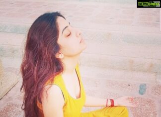 Poonam Kaur Instagram - The truth that you know is not known to anybody ..... the love that you have is unbiased ....perception of you is different with every creature coz the experience with you is absolute unique ..... journey of my own started while experiencing the truth of my own with you .... u drank the poison to save the world n world is yet to understand you ..... you are and you will always be loved .... don’t try n become a human ..... be in the state u have always been in .... strong ... still .... calm ..... #omnamahshivay #repost #handlooms #shiva #adiyogi #unconditionallove