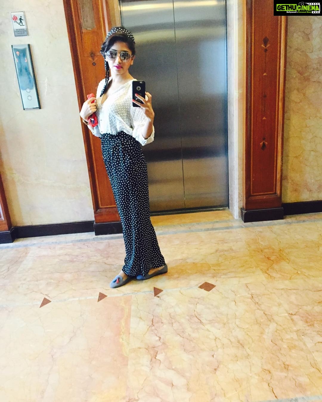 Poonam Kaur Instagram - What I like 70s ( never live some one else’s dream so much that u forget ur own ) #mondaymotivation Novotel Mumbai Juhu Beach