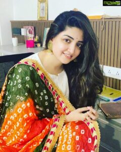 Poonam Kaur Instagram - 💕#bandhej ( love it when people travel and think about me when they Look at handlooms) #gift

"Ladki hoon lad sakti hoon"