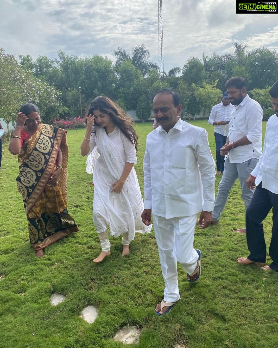 Poonam Kaur Instagram - May #babananak always bless people with #integrity #compassion #commitment .. My belief system strengthens with every hardship , I cannot see #babananak but I have always felt his presence at the time of adversity.