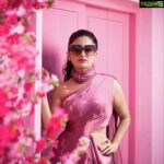 Poonam Kaur Instagram - U gotta be it .....💝 Location: @chronicle_studio MUA: @zamms.in Designer @houseofshachi Photography : @memoriesbyazhar #poonamkaur #pk2020