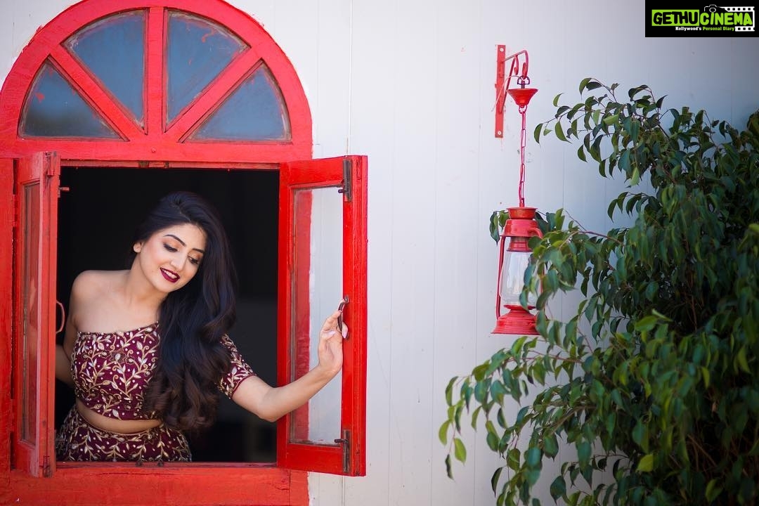 Poonam Kaur Instagram - Opening the window of newness . Location: @chronicle_studio MUA: @zamms.in Designer @kashsatwani Photography : @memoriesbyazhar #poonamkaur