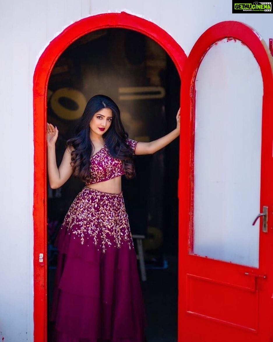 Poonam Kaur Instagram - 🌟🌟🌟🌟🌟 Location: @chronicle_studio MUA: @zamms.in Designer @kashsatwani Photography : @memoriesbyazhar #poonamkaur