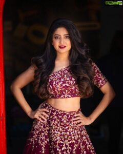 Poonam Kaur Instagram - The willingness to show up changes us, It makes us a little braver each time. #poonamkaur. 
Location: @chronicle_studio 
MUA: @zamms.in 
Designer @kashsatwani 
Photography : @memoriesbyazhar #poonamkaur