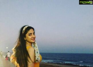Poonam Kaur Instagram - #candid #today .....again ran outside to look at the moon n it’s beautiful reflection on the sea .....❤️ all that I love .... #poonamkaur